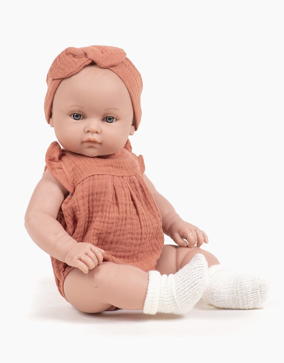 Yaëlle habillée de sa barboteuse Olivia et headband en double gaze marsala - MINIKANE PLM.02.002 3701548438375