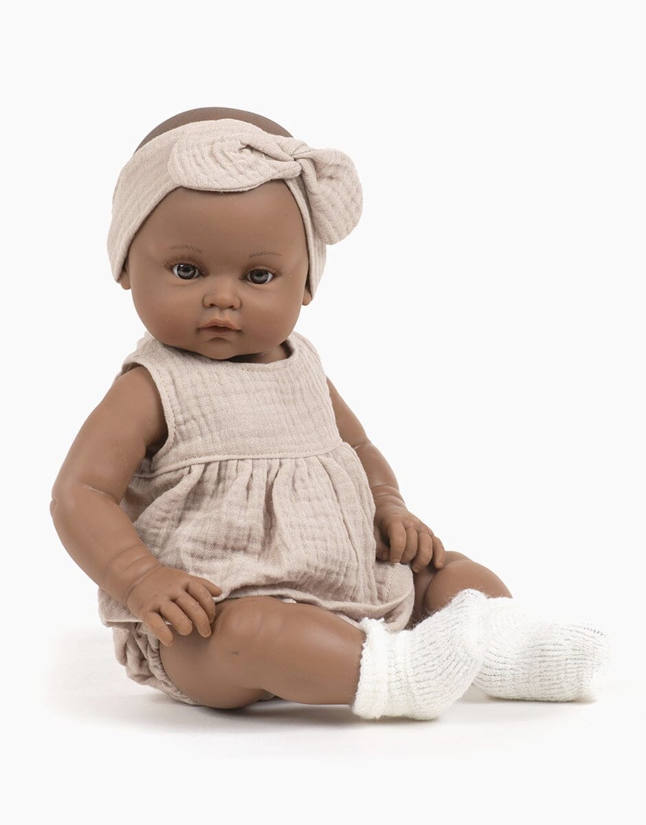 Augustine habillée de son ensemble Charlotte en double gaze beige - MINIKANE PA46620 3701548438962