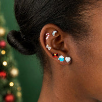 Boucles d’oreilles autocollantes Christmas d’Omy – portées à l’oreille