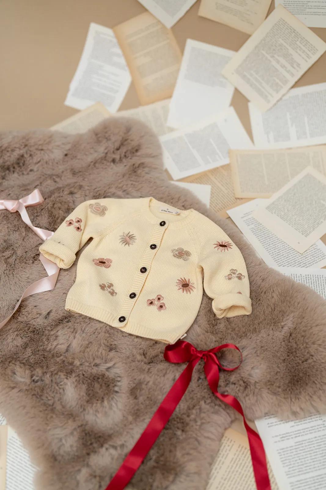 Cardigan bébé brodé ivory d’A Tiny Story – vue 3