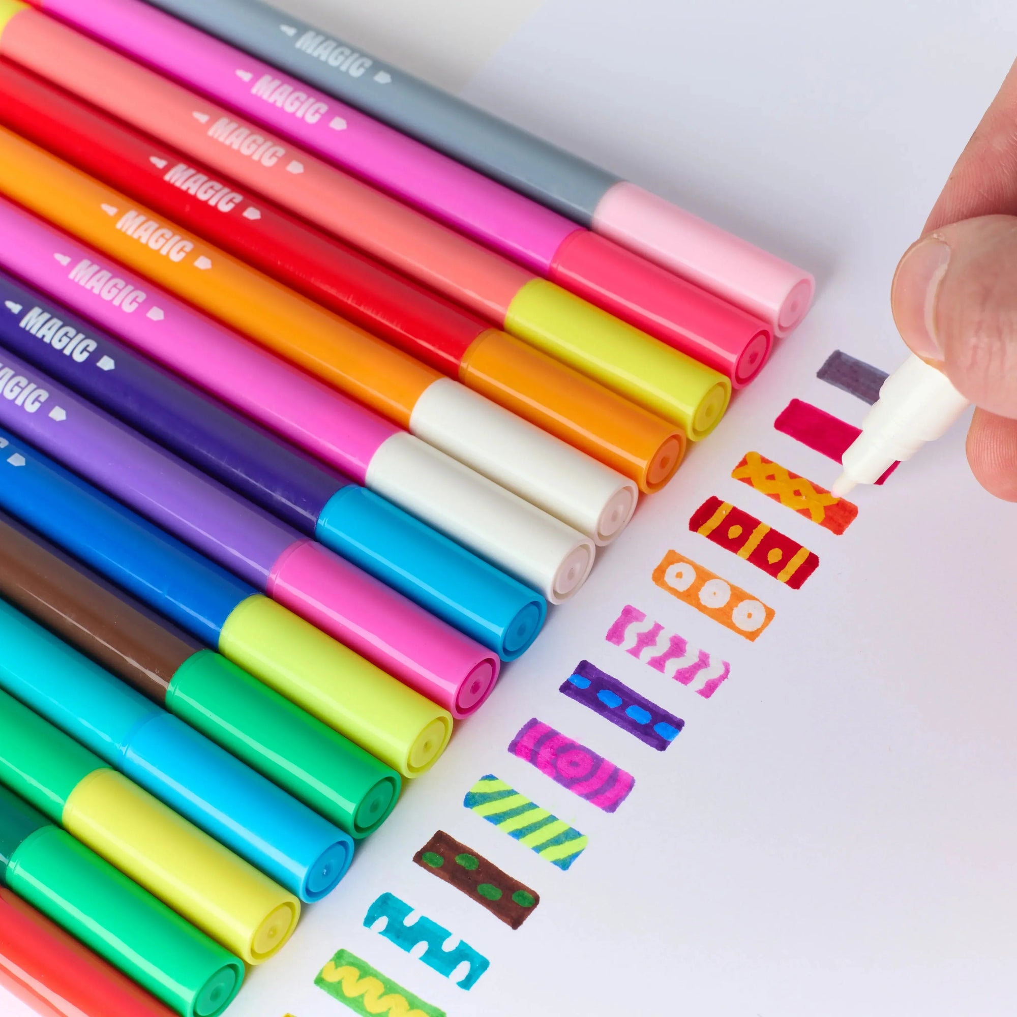 Feutres magiques Magic Twist 14 couleurs + 2 révélateurs d’Omy – effet des feutres révélateurs