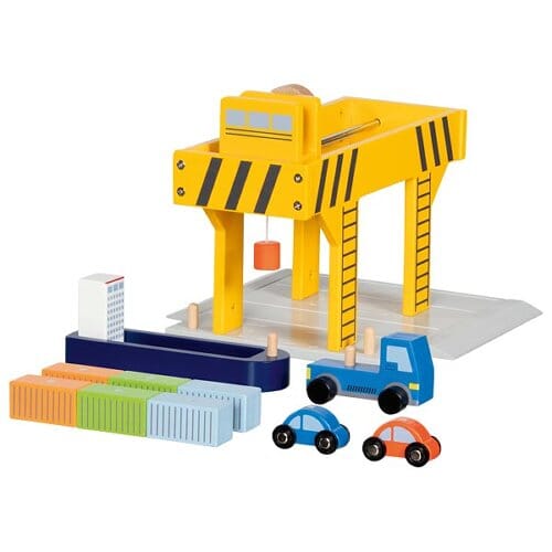 Camion et voitures de la grue portuaire en bois goki