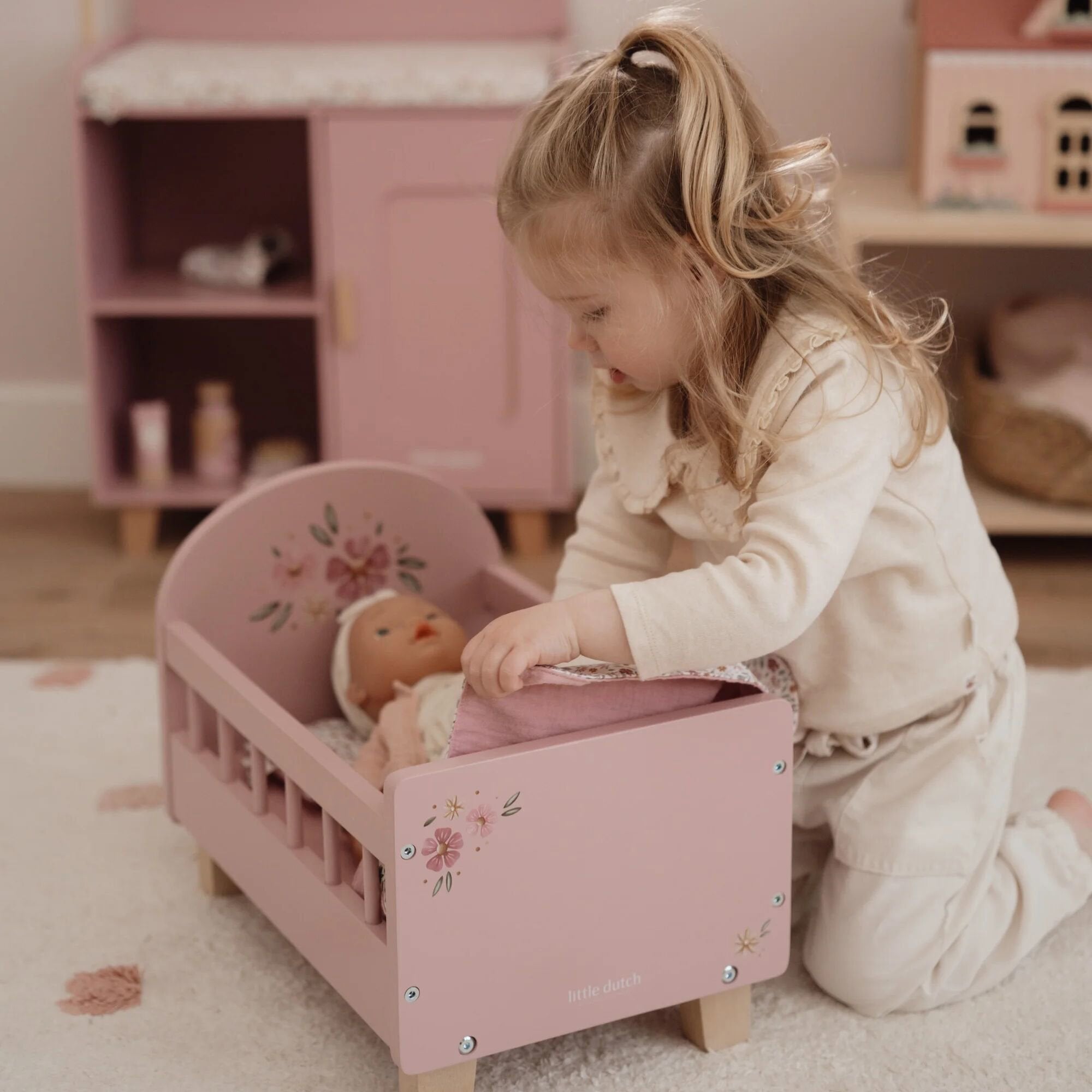 Lit de poupée en bois rose Soft Flowers de Little Dutch – vue 4