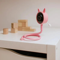Caméra bébé WiFi Mary’s Pink Rabbit sur une commode