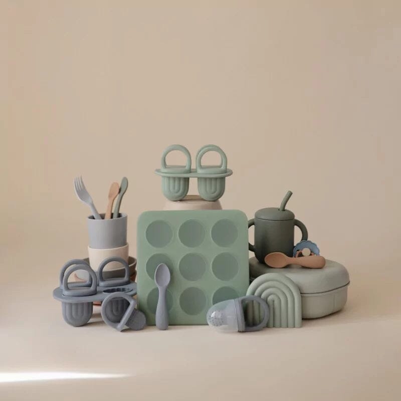 Glaces arc-en-ciel préparées avec le moule Mushie Cambridge Blue