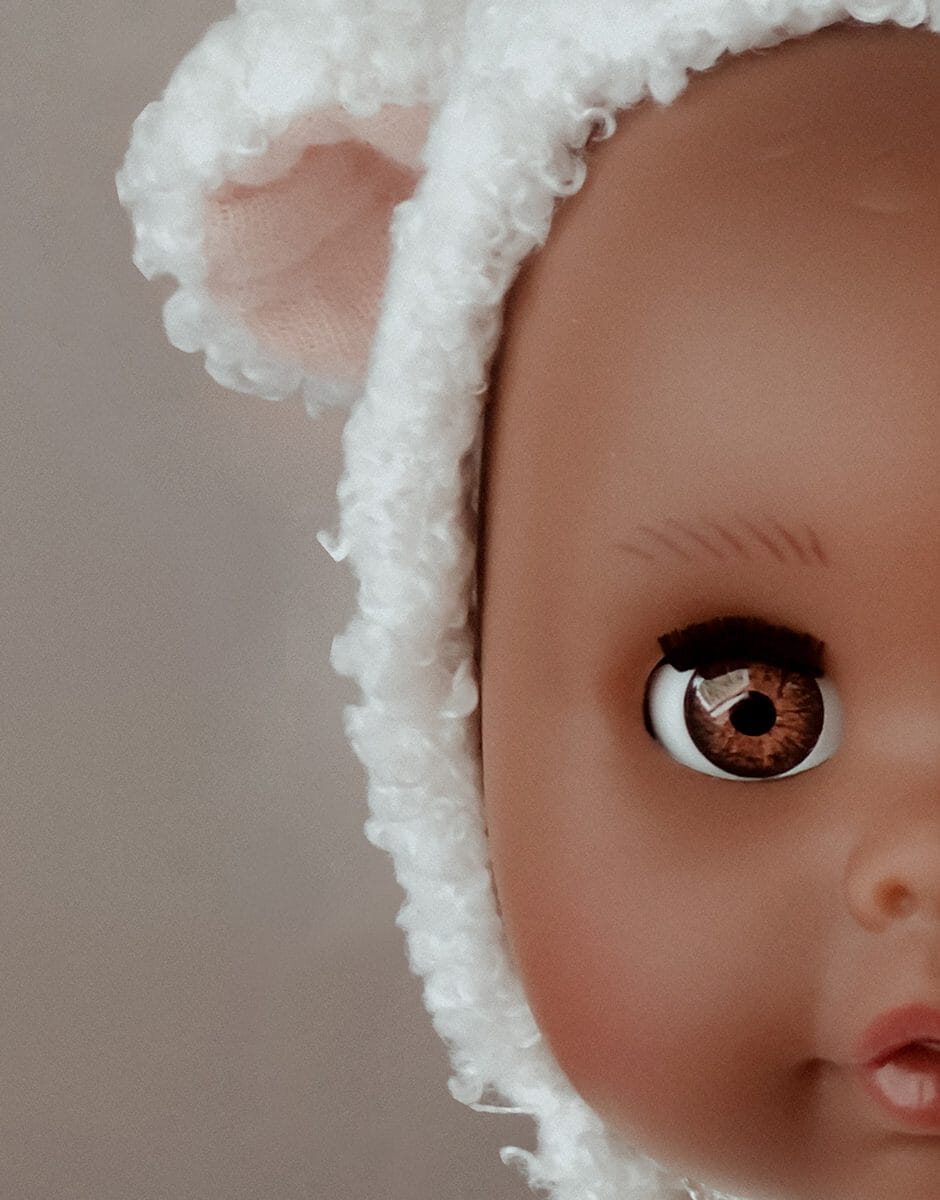 Poupée Céleste Minikane aux yeux dormeurs en situation