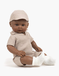 Poupon Bambinis Augustin Minikane assis en combinaison Tom beige
