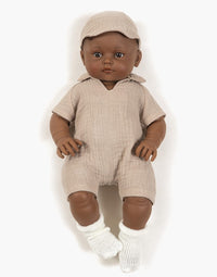 Poupon Augustin Minikane 47 cm en combinaison et casquette en double gaze beige