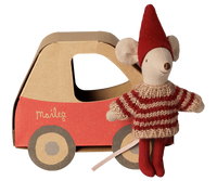 Souris de Noël petite sœur dans sa voiture de Maileg