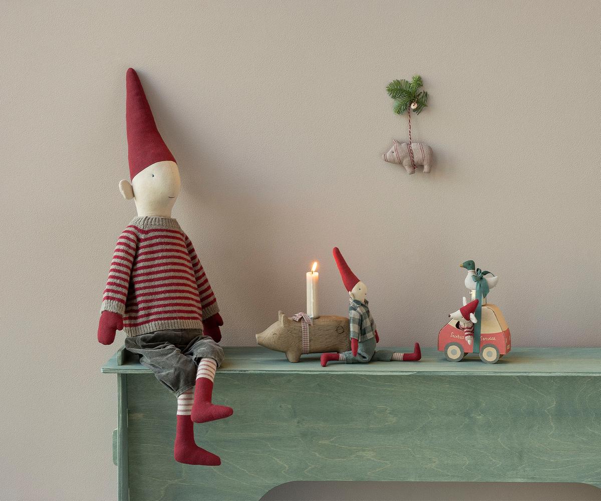 Souris de Noël petite sœur dans sa voiture de Maileg – vue 3