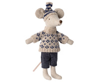 Souris Papa en hiver avec skis bleu – Maileg – vue 4