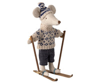 Souris Papa en hiver avec skis bleu – Maileg