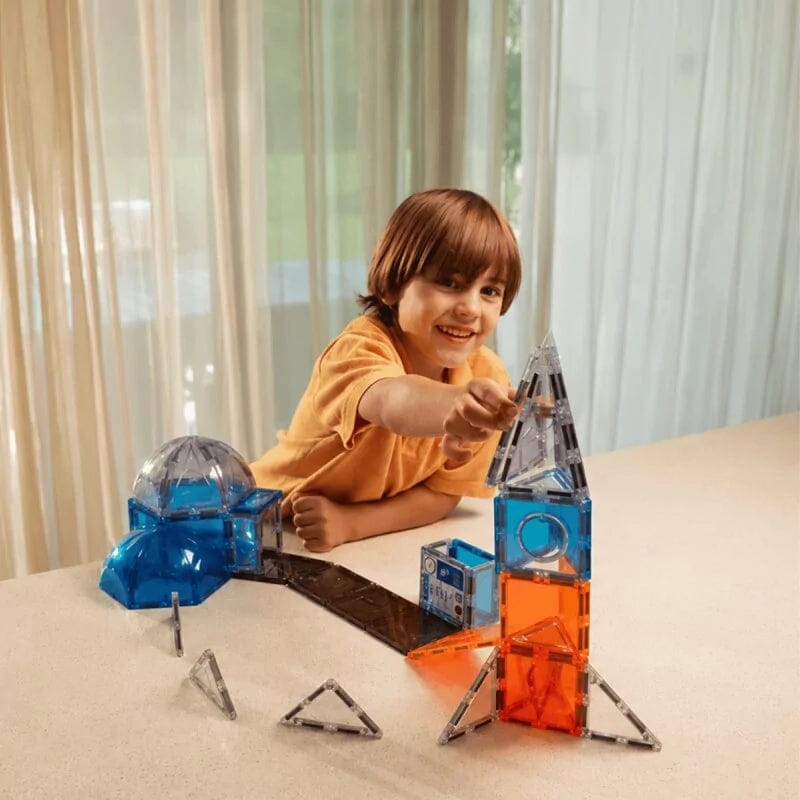 Enfant qui construit une base spatiale Cleverclixx