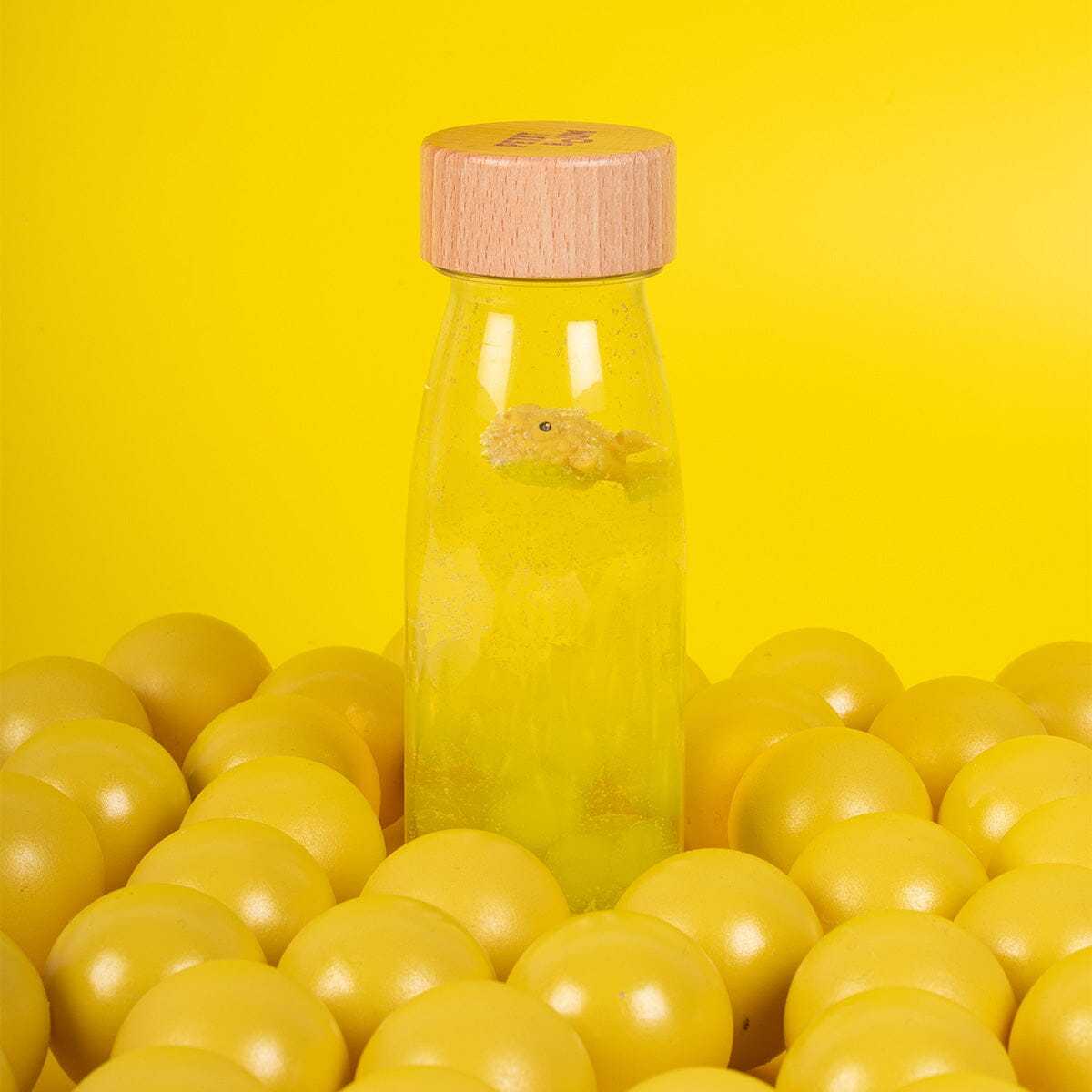 Bouteille sensorielle Float jaune - Petit Boum - Pingouin à Roulettes