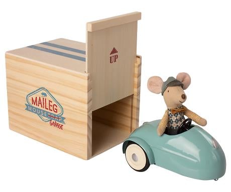 Souris en voiture avec son garage bleu - MAILEG 16-0727-00 94804892
